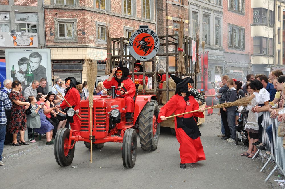 Humour à Liège - Les sorcières au balais - Les "Macrales"