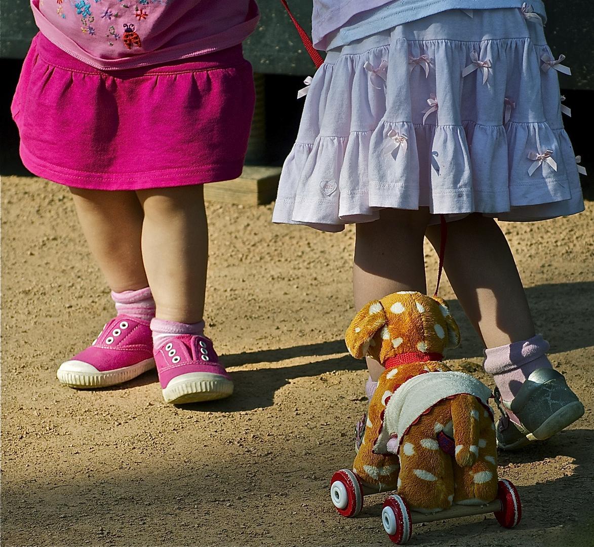 Hund mit klein Barbies