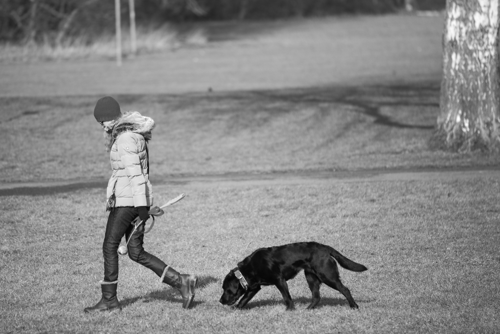 Hund, seiner Begleiterin die richtige Kopfhaltung zeigend