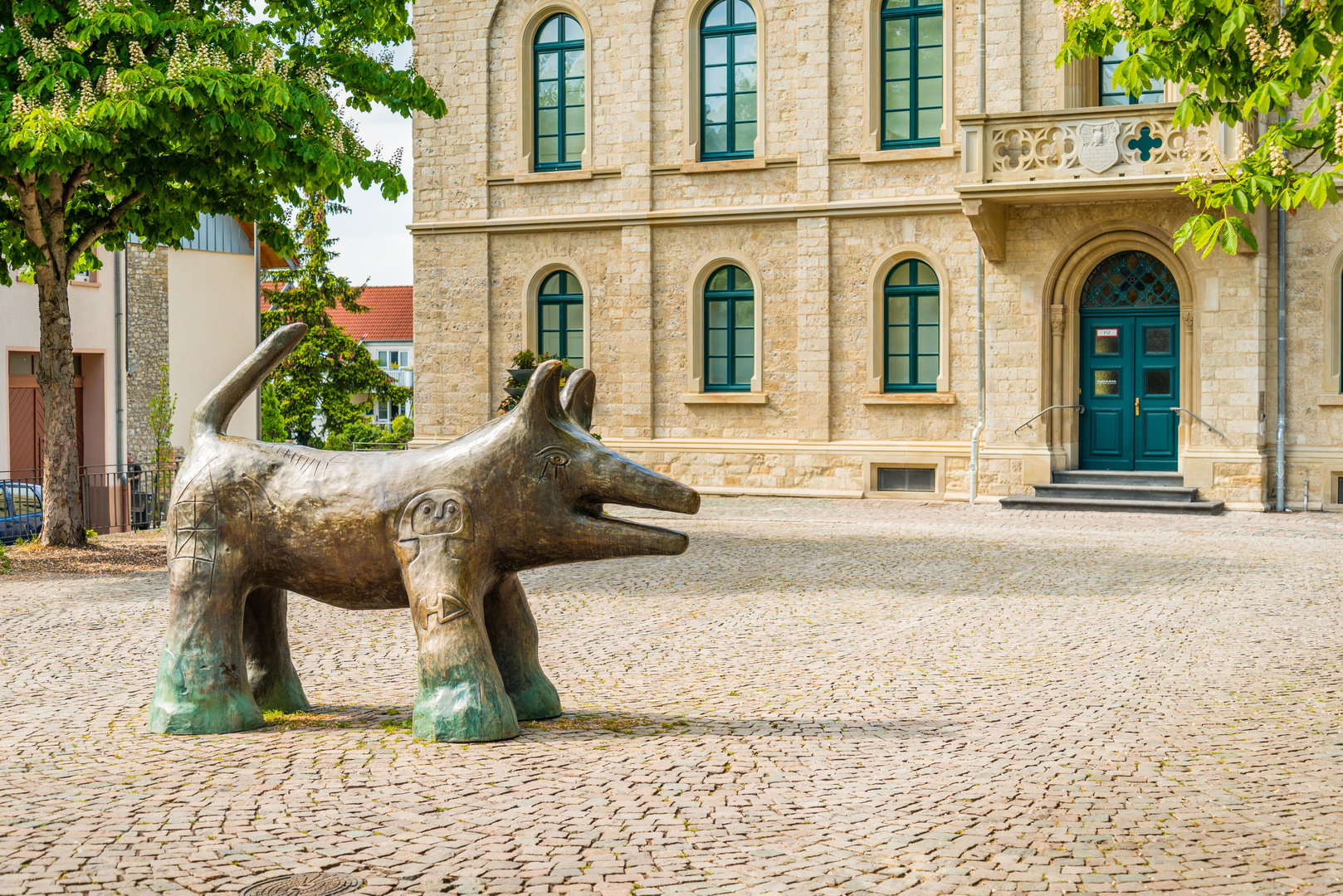 Hund vor Rathaus Nieder-Ingelheim 54