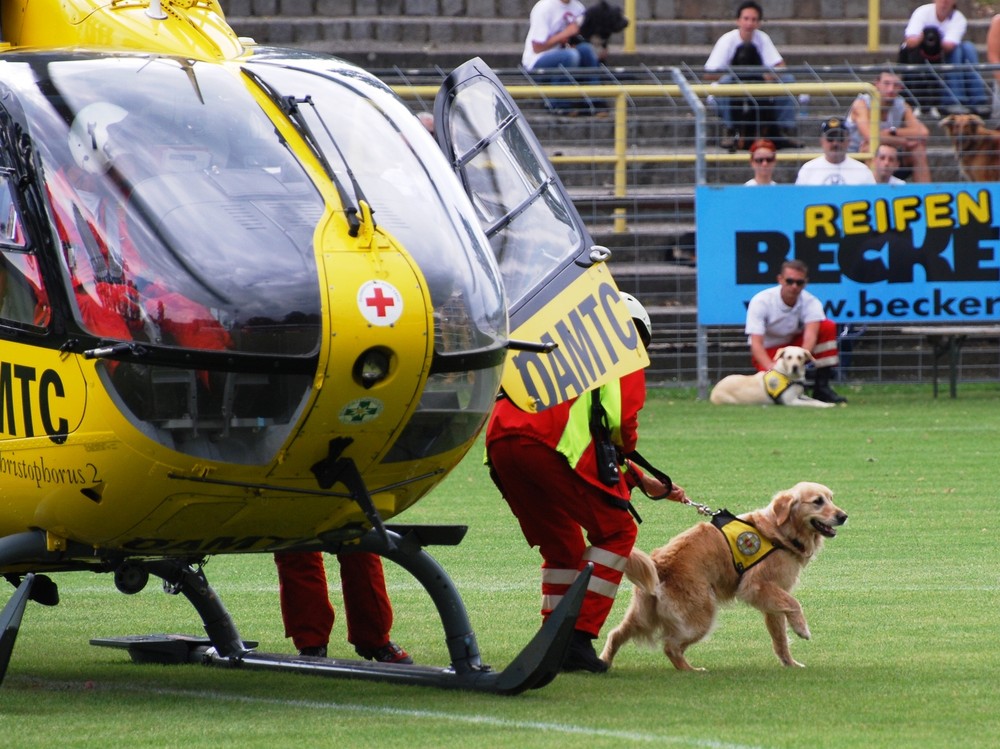 Hundeführer mit Rettungshund beim Ausstieg aus dem Hubschrauber