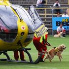 Hundeführer mit Rettungshund beim Ausstieg aus dem Hubschrauber