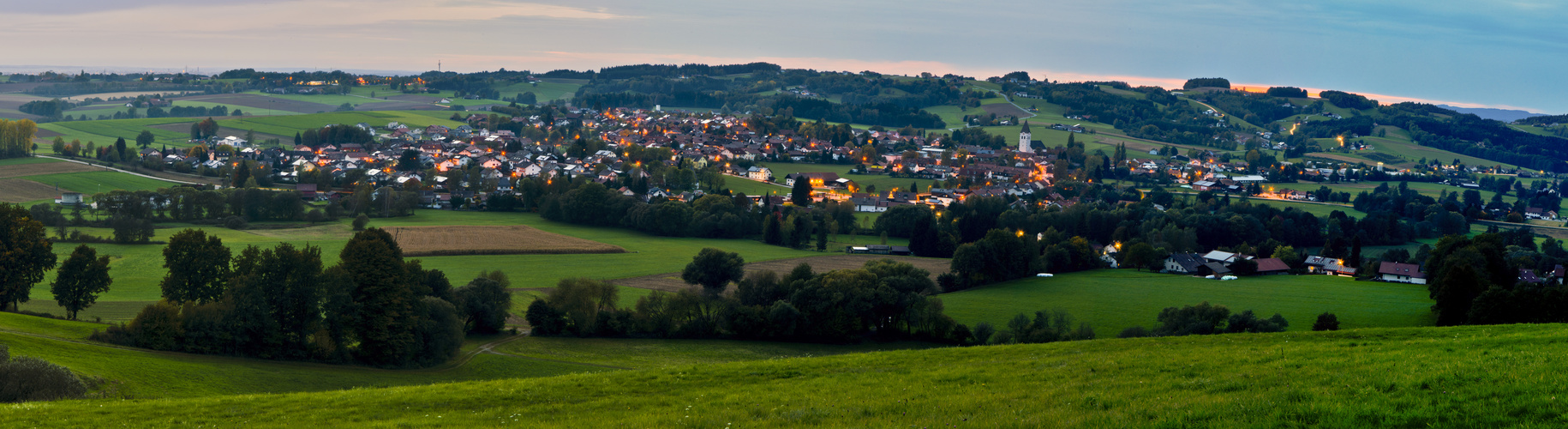 Hunderdorf im Zwielicht (vorderer bayerischer Wald)