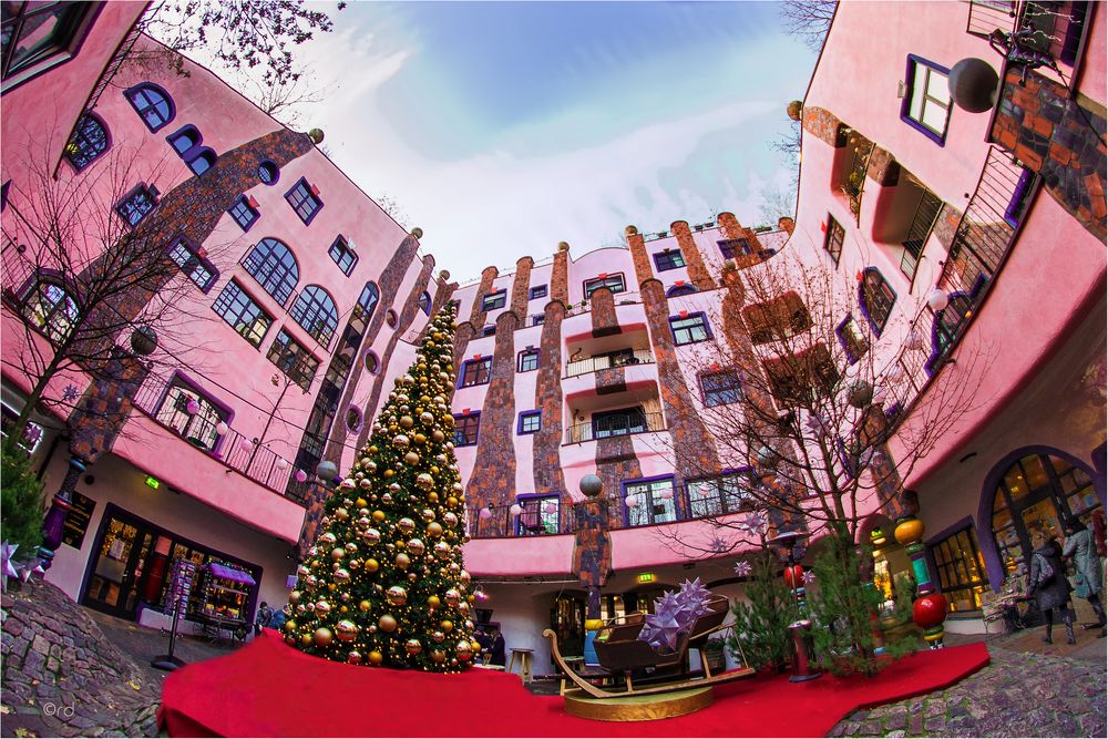 Hundertwasser-Gebäude "Grüne Zitadelle"zur Weihnachtszeit in Magdeburg