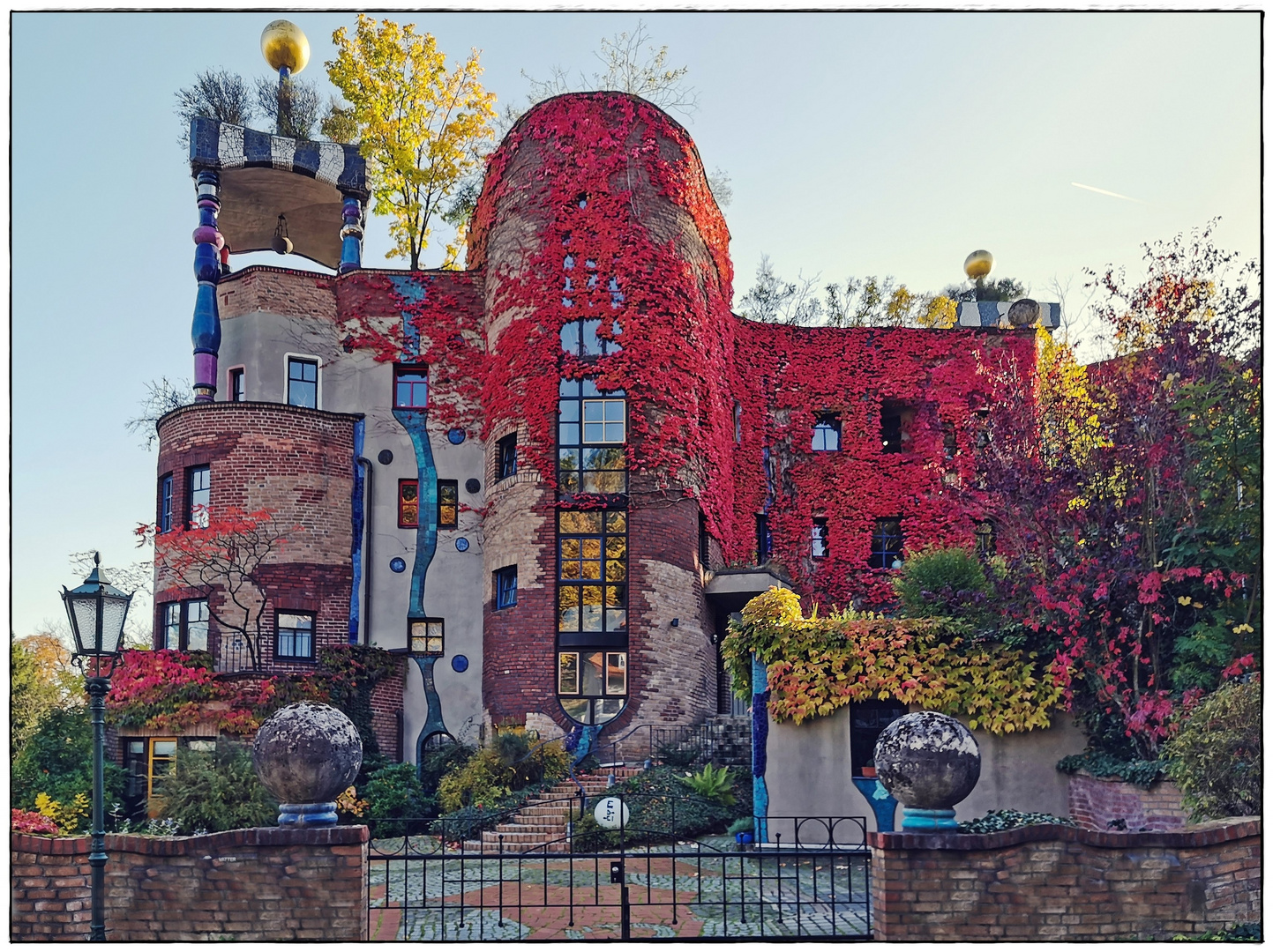 Hundertwasser-Haus im Herbstkleid