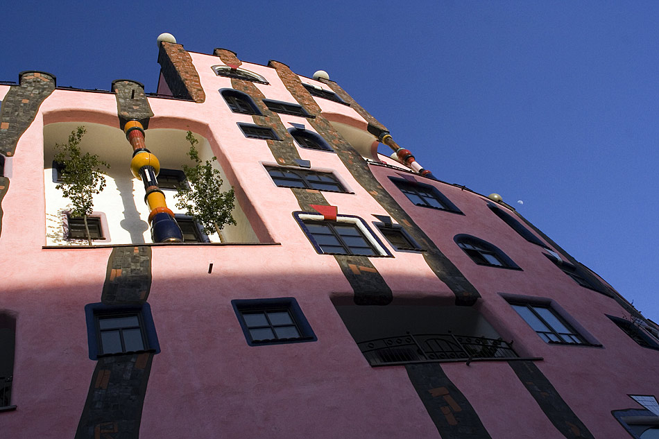 Hundertwasser mit Mond