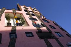 Hundertwasser mit Mond