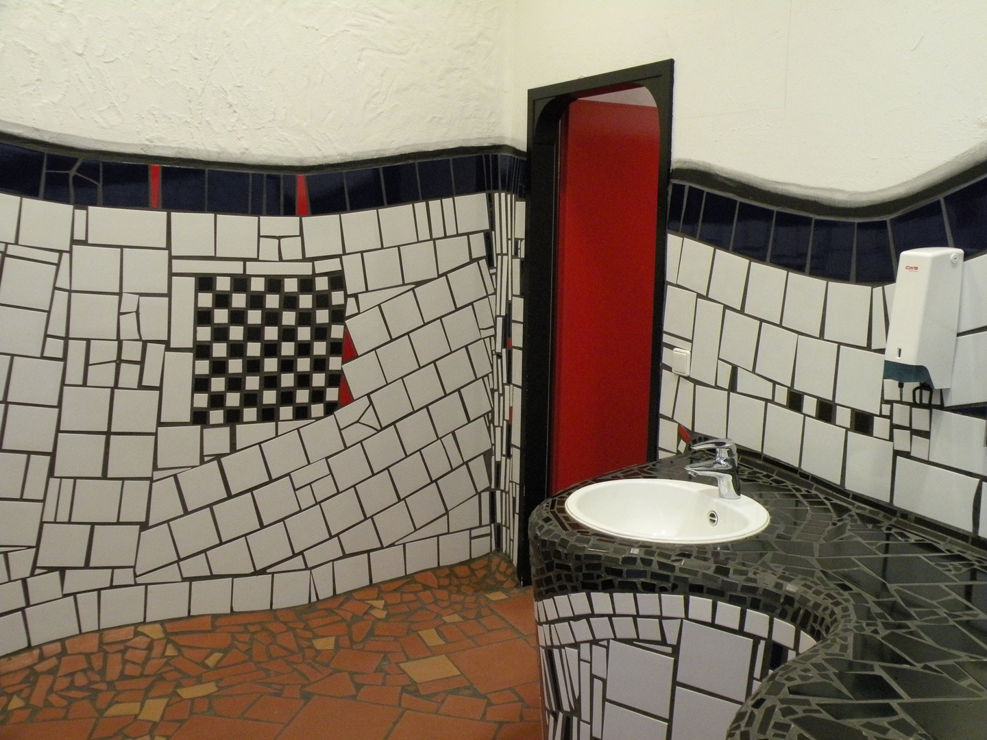 Hundertwasser- Toilette im Bahnhof Uelzen