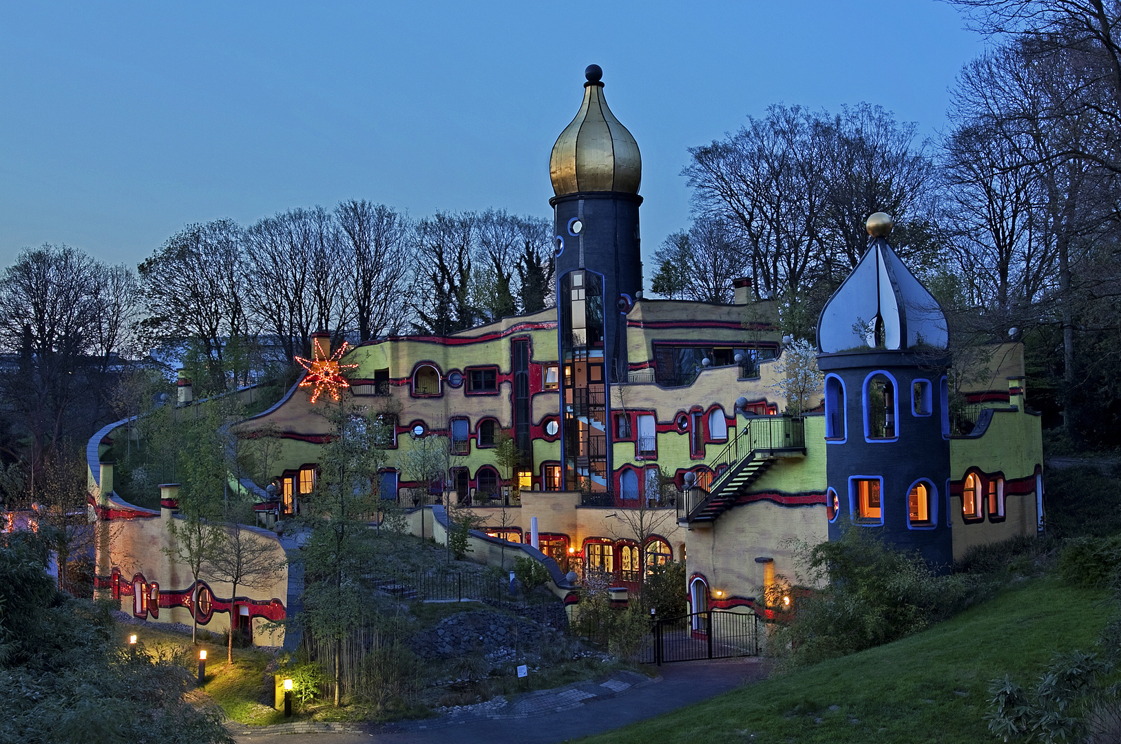 Hundertwasserhaus Essen zur blauen Stunde