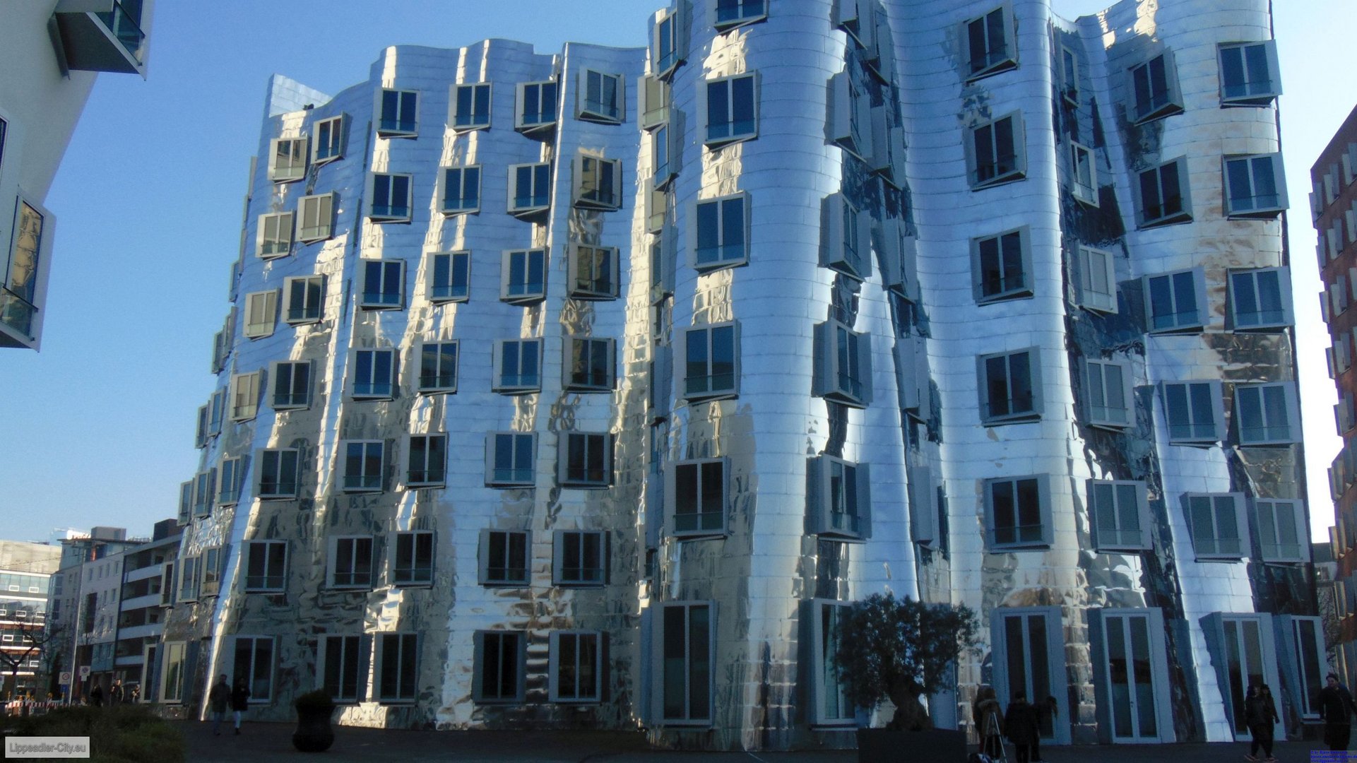 Hundertwasserhaus Silberfassade am Düsseldorfer Rhein