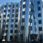 Hundertwasserhaus Silberfassade am Düsseldorfer Rhein