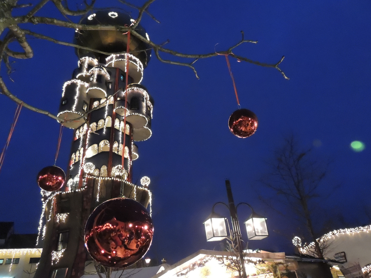 Hundertwasserturm mit Weihnachtsbeleuchtung