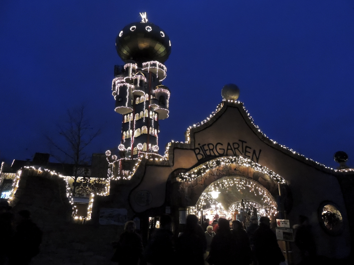 Hundertwasserturm mit Weihnachtsmarkt