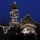 Hundertwasserturm mit Weihnachtsmarkt