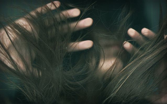 hundida en mis pelos........