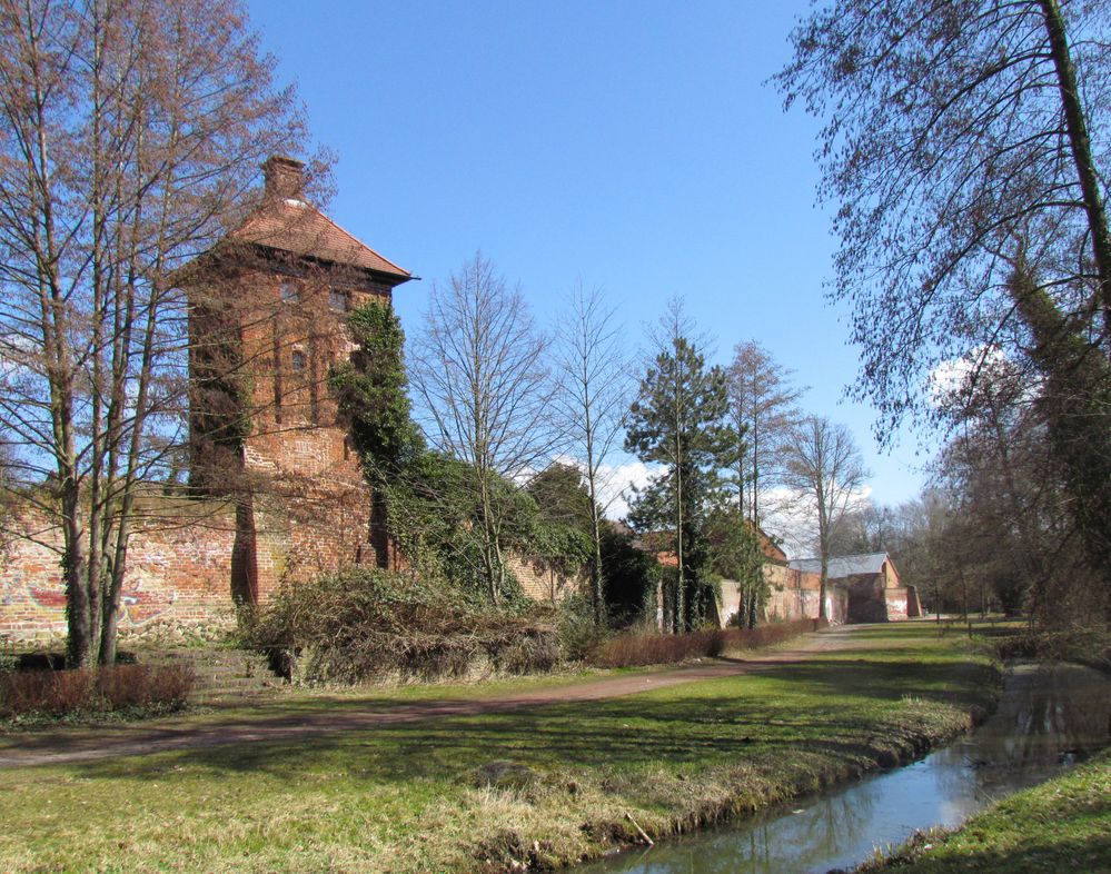 Hungerturm mit südlicher Stadtmauer in Salzwedel