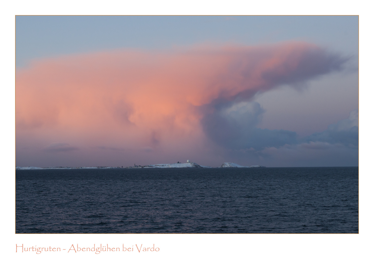 Hurtigrute - "Feuerwolken" über Vardo