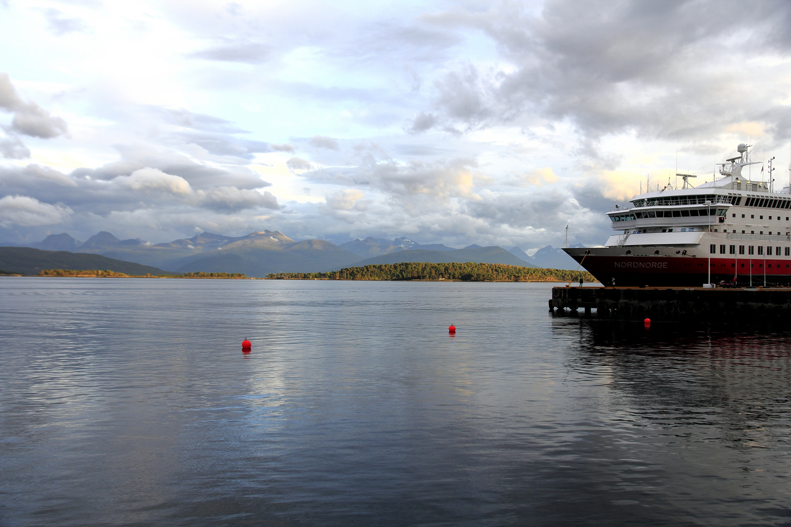 Hurtigrute mit Molde-Panorama