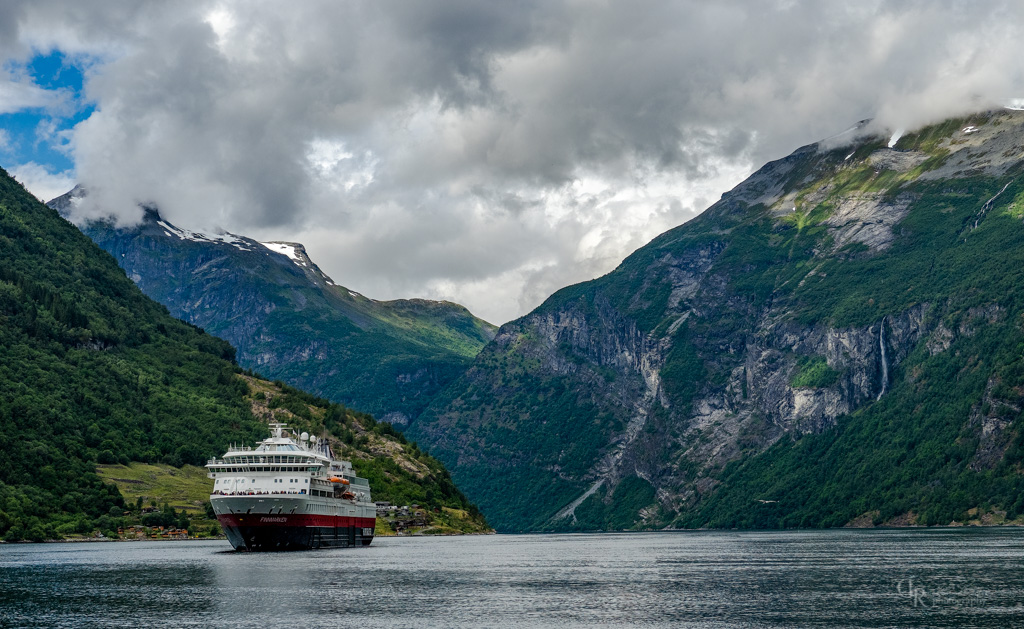 Hurtigruten im Geirangerfjord