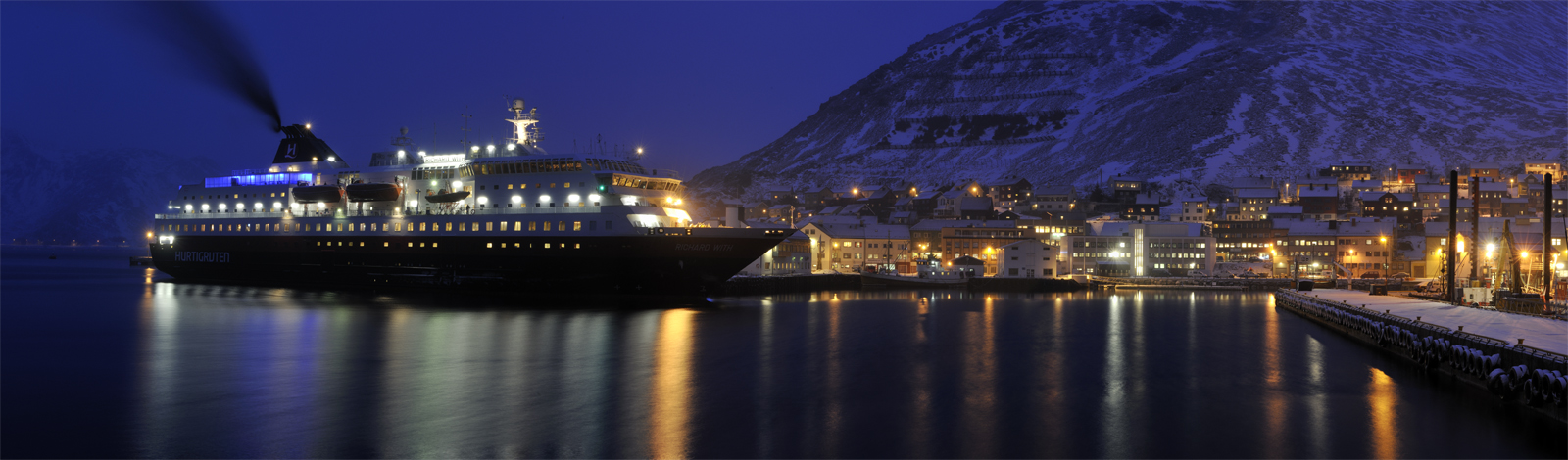 Hurtigruten in Honnigsvag, Norwegen