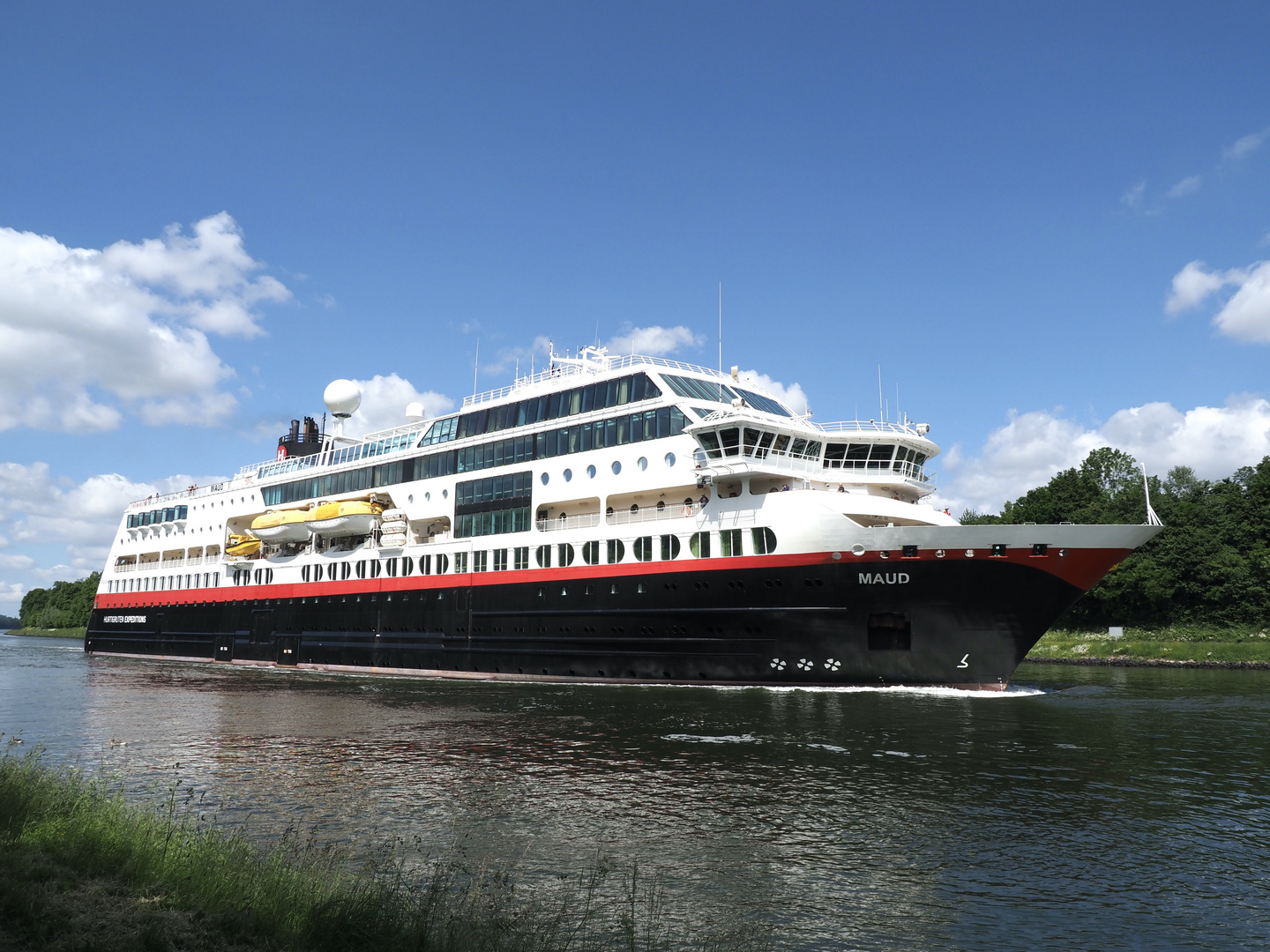 Hurtigruten Kreuzfahrtschiff    MAUD