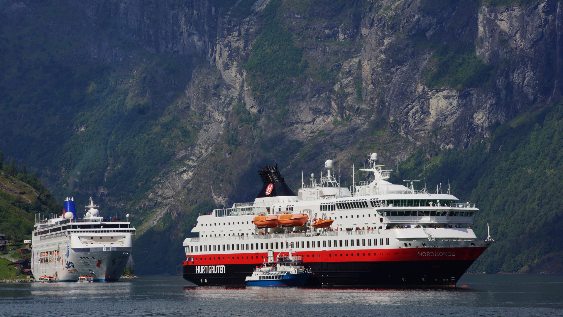 Hurtigruten Schiff am Geiranger