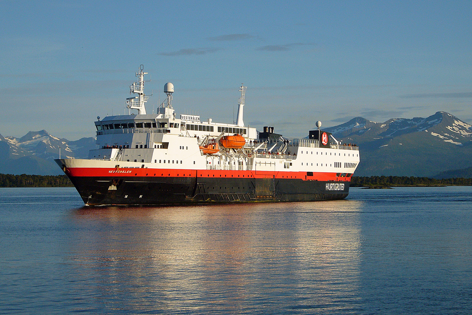 Hurtigruten-Schiff läuft in Molde ein