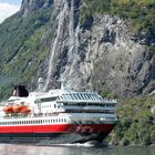 Hurtigruten vor De syv søstre (Die sieben Schwestern)