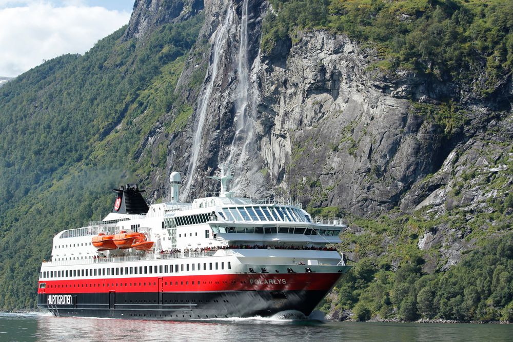 Hurtigruten vor De syv søstre (Die sieben Schwestern)