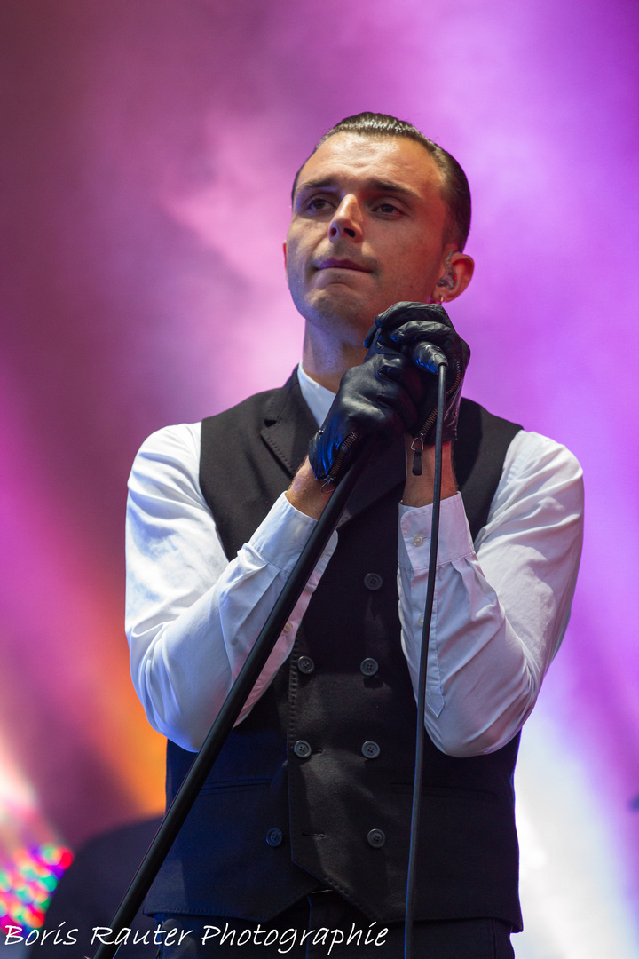 Hurts - Theo Hutchcraft 2