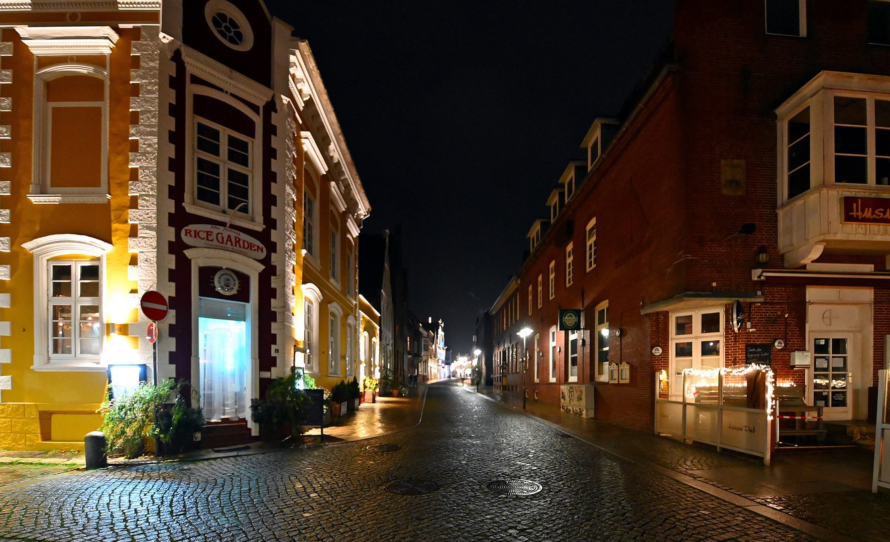 Husum in einer kalten diesiegen Dezembernacht.