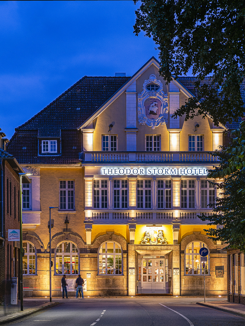 Husum. Theodor-Storm-Hotel. Blaue Stunde.