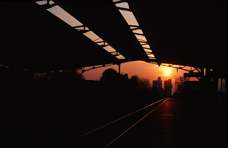 Husumer Bahnhofshalle am Abend.