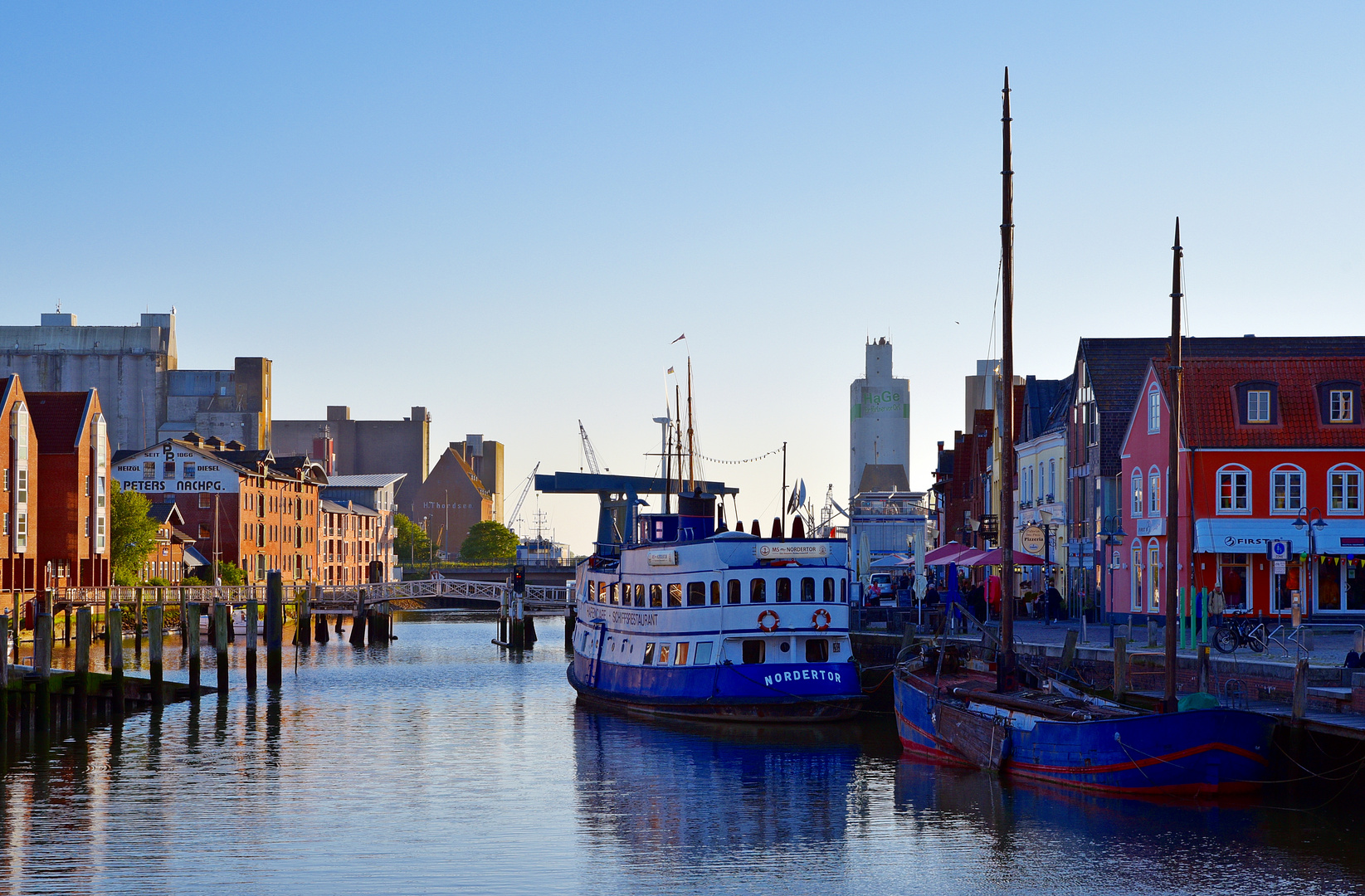 Husumer Binnenhafen am frühen Sommerabend