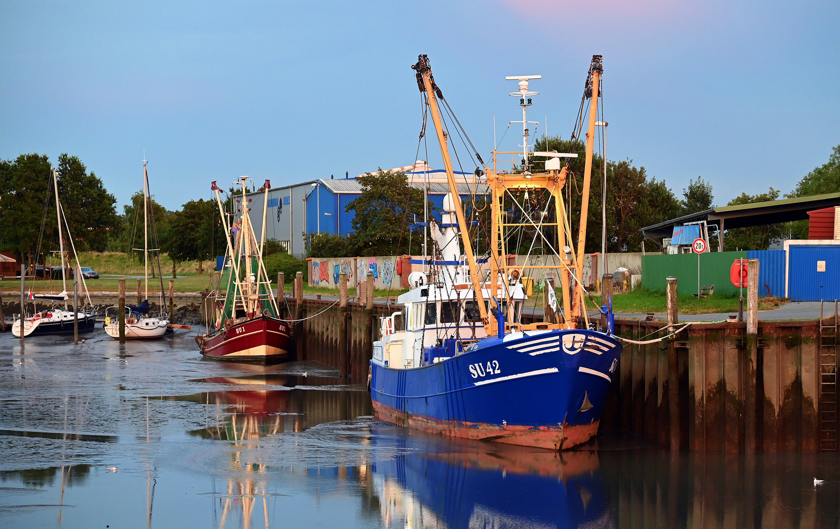 Husumer Fischereihafen am Sommerabend