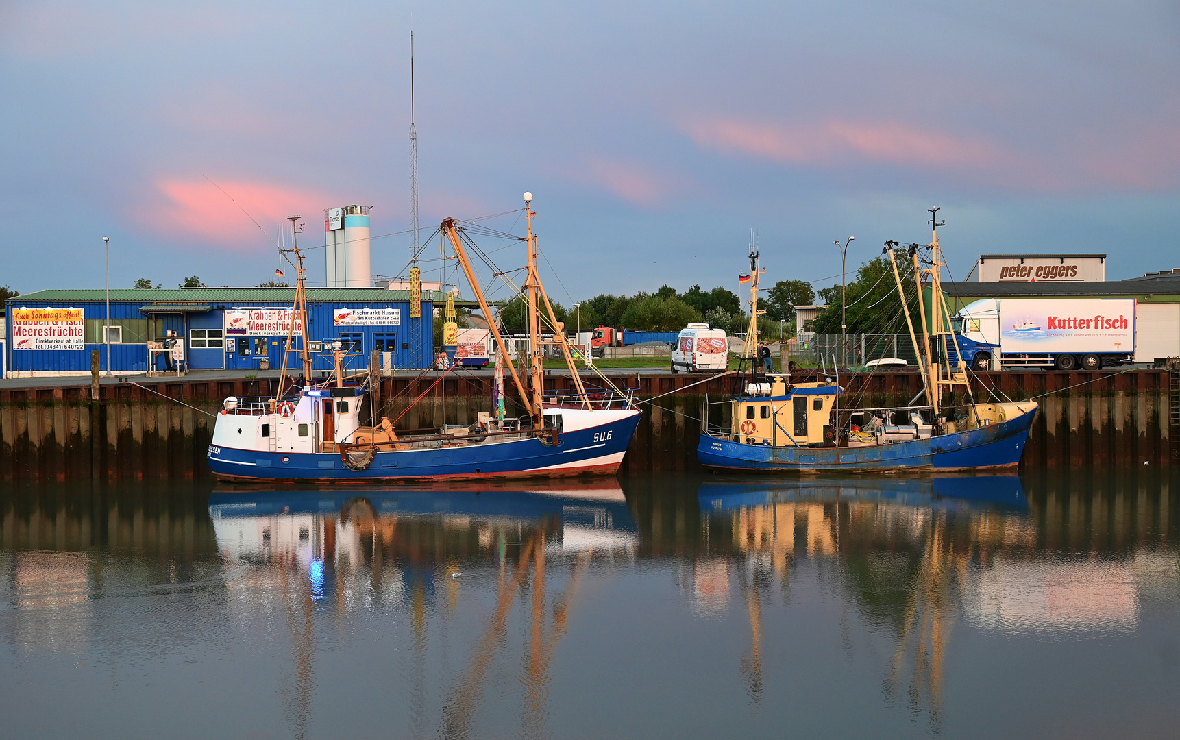 Husumer Fischereihafen am Sommerabend