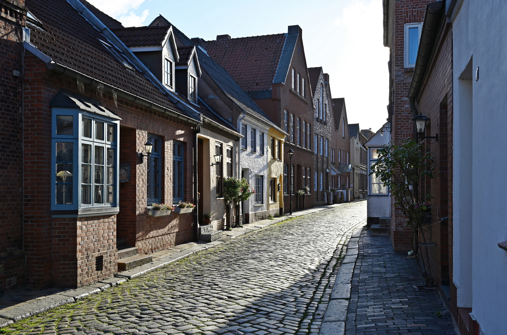 Husumer Gasse in der späten Nachmittagssonne