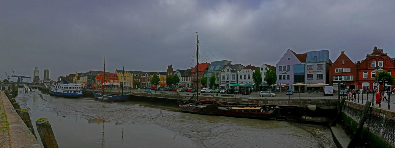 Husumer Hafen bei Ebbe