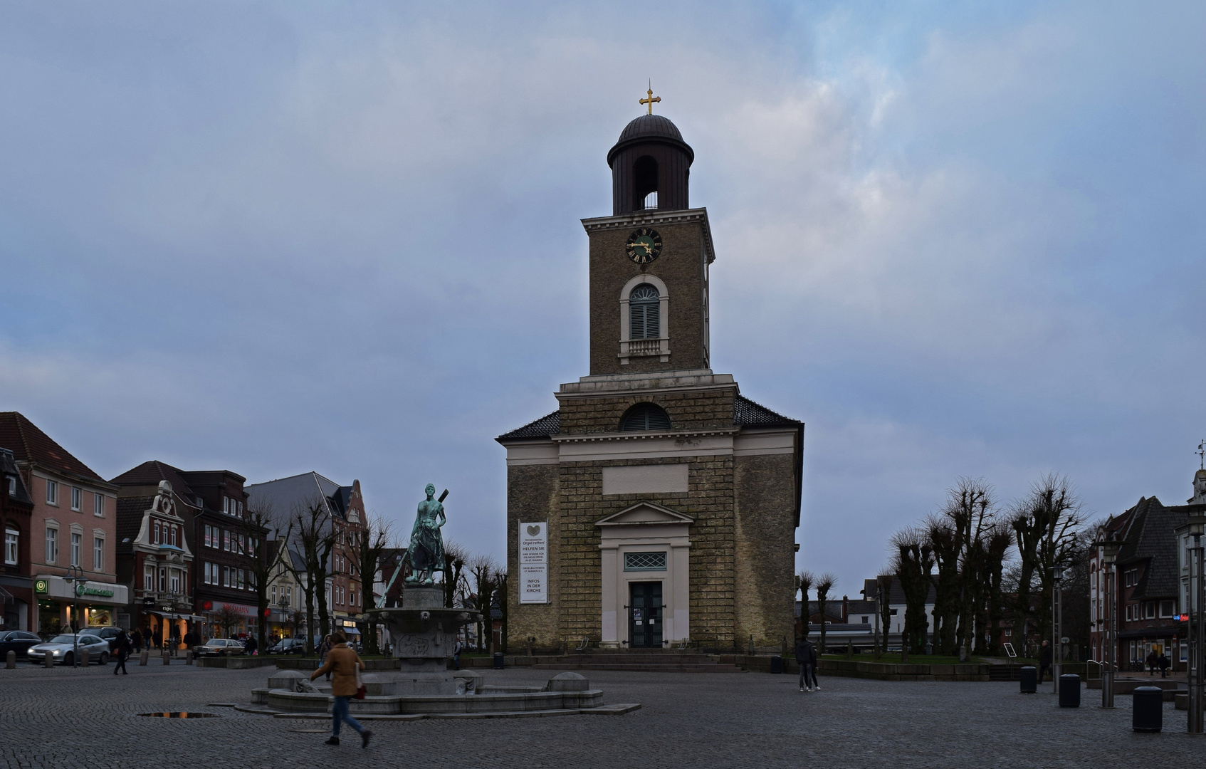 Husumer Marktplatz mit Tine Brunnen