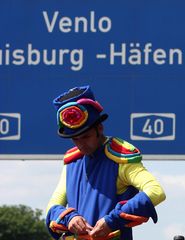 Hut und Jacke in Autobahnschildblau