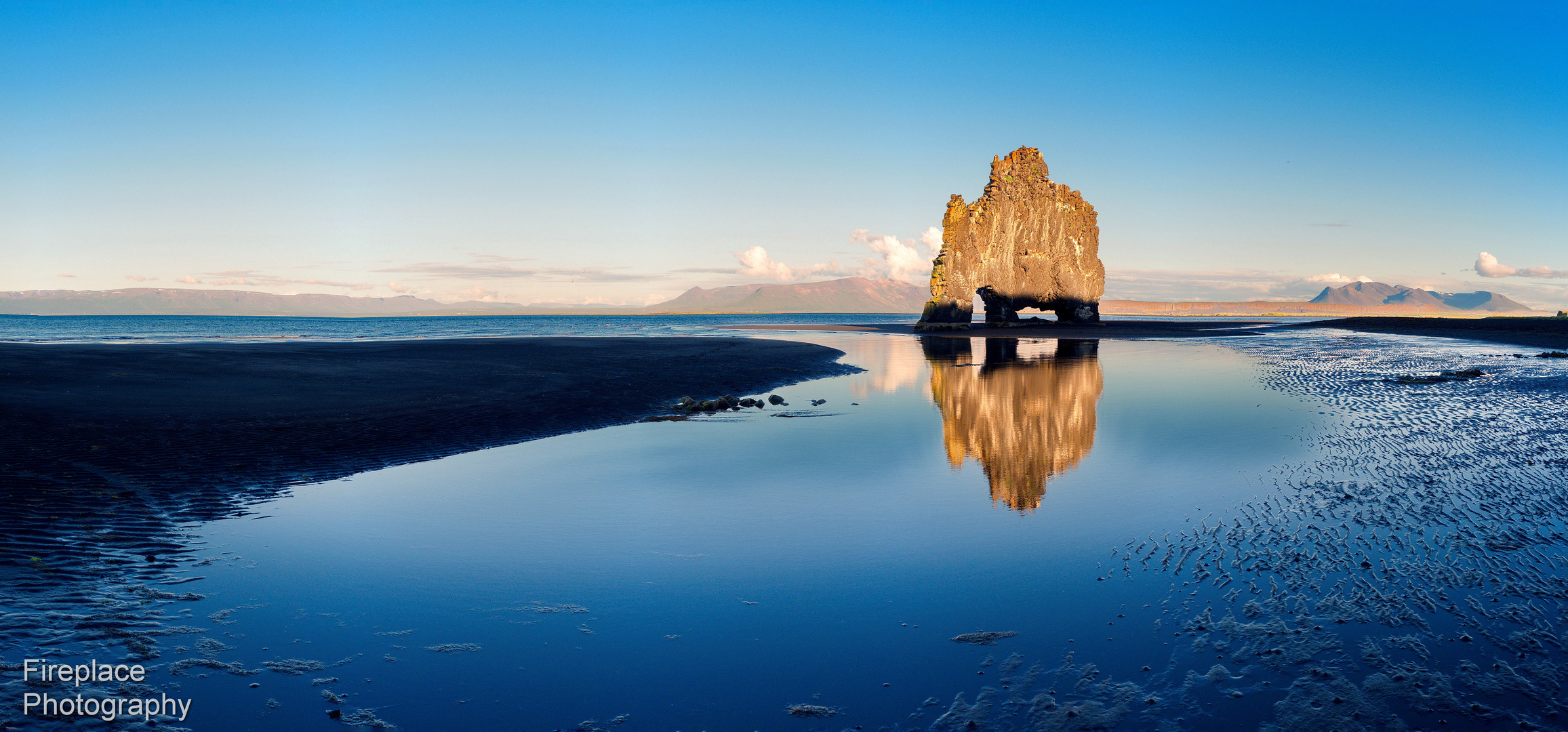 Hvítserkur. Ein zu Stein gewordener Troll in Island. Genau wie ein Weidetier.