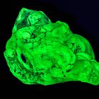 Hyalit (gemeiner Opal) bei UV-C (254 nm) Anregung