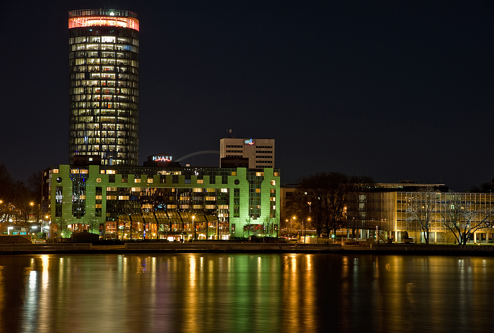 Hyatt mit Triangelturm in Köln