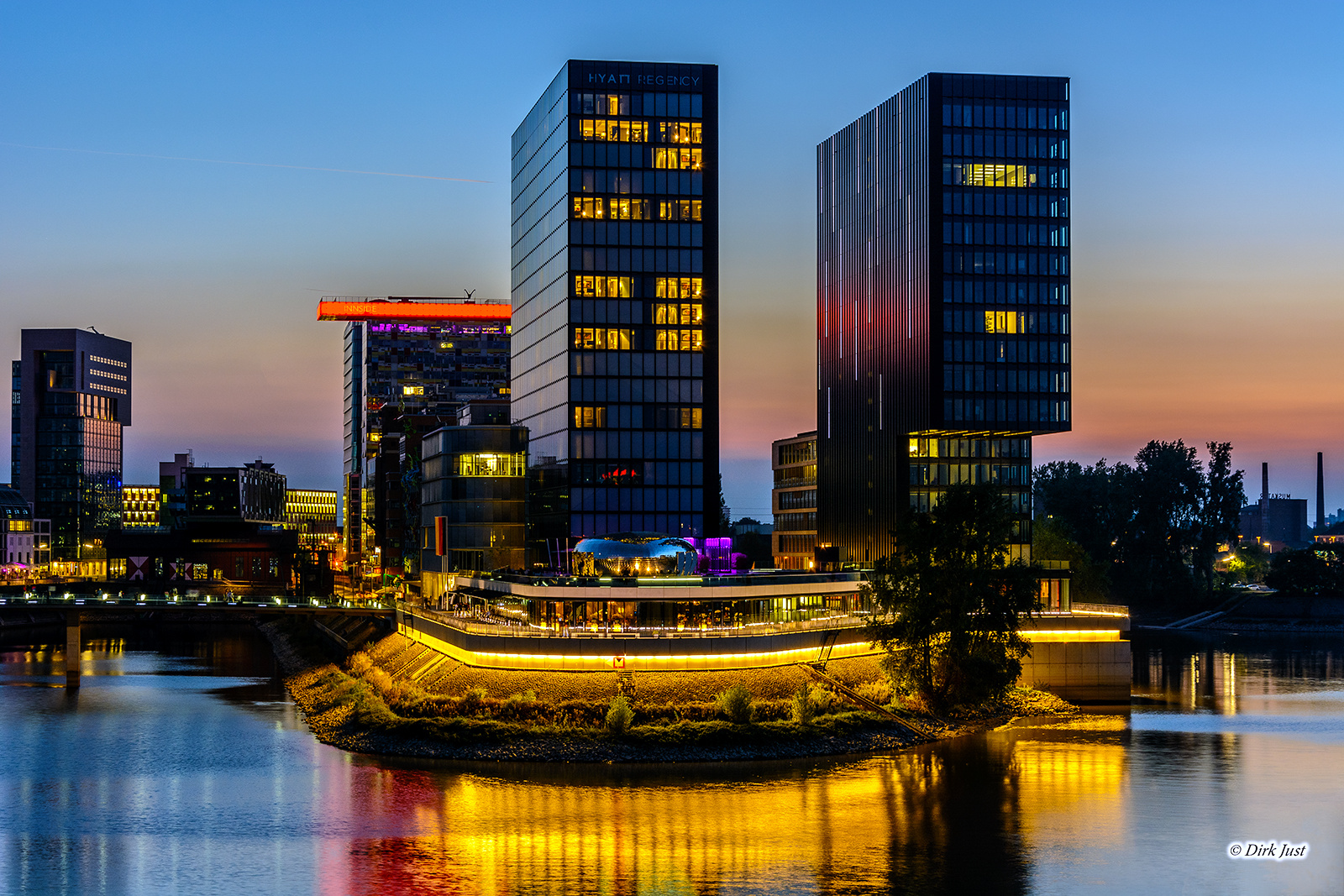 Hyatt Regency Düsseldorf zur blauen Stunde