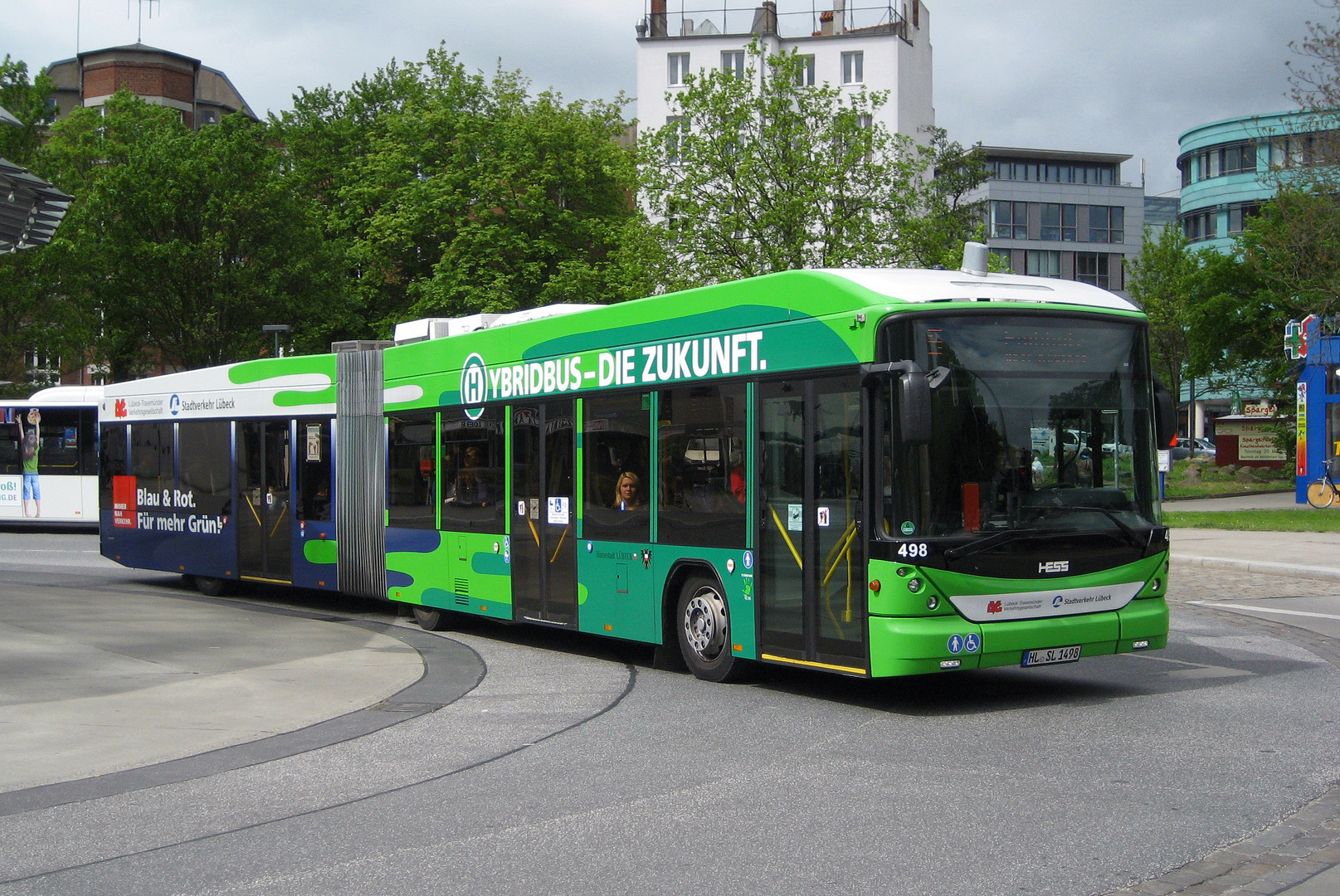 Hybridgelenkbus am ZOB in Lübeck