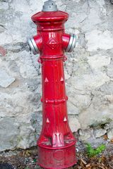 Hydrant vor altem Gemäuer