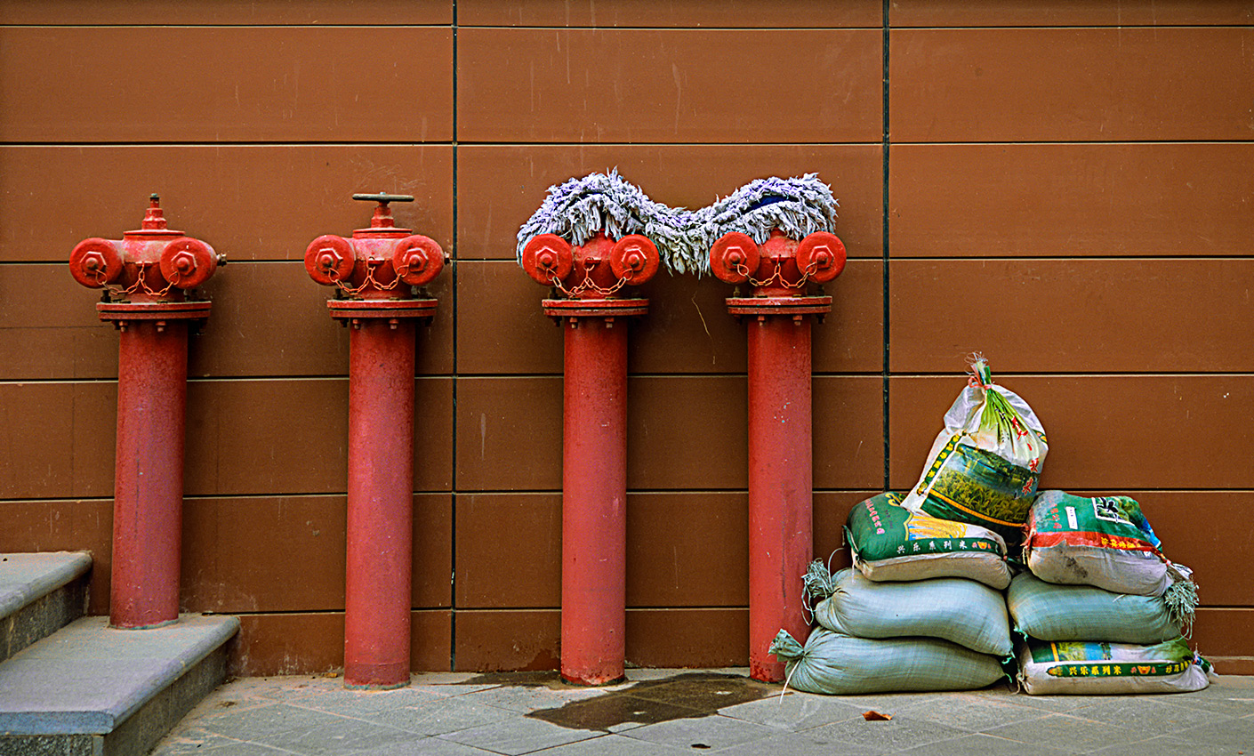 Hydranten mit Mop und Säcken