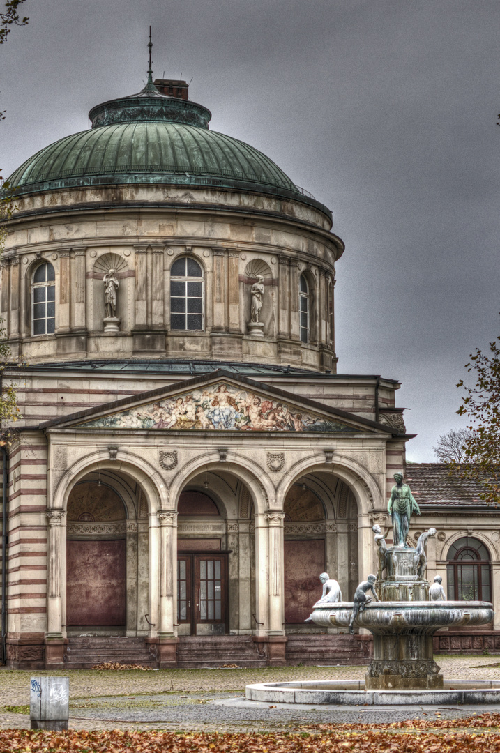 Hygieia-Brunnen vor dem Vierordtbad in Karlsruhe in HDR