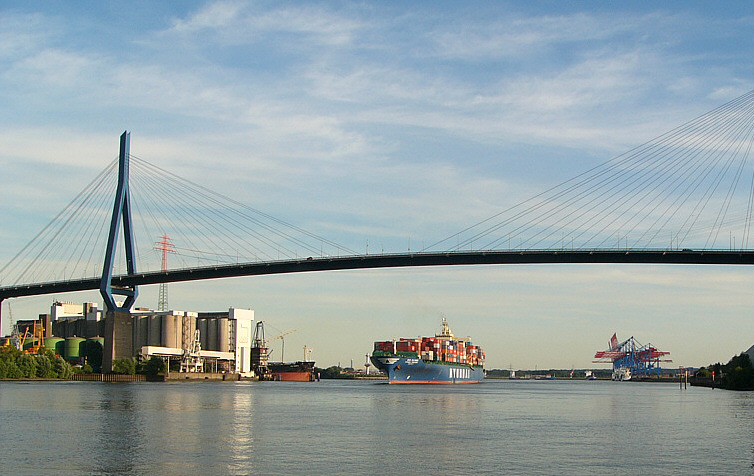 Hyundai Discovery unter der Köhlbrandbrücke