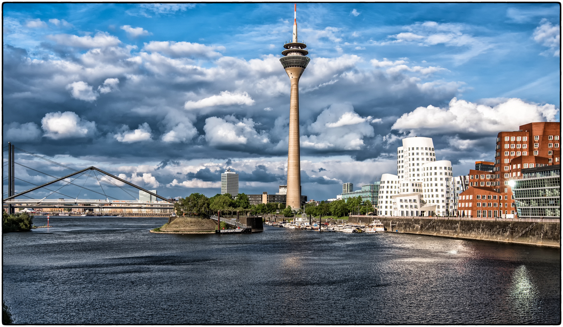 i  Düsseldorf-Rheinturm  i